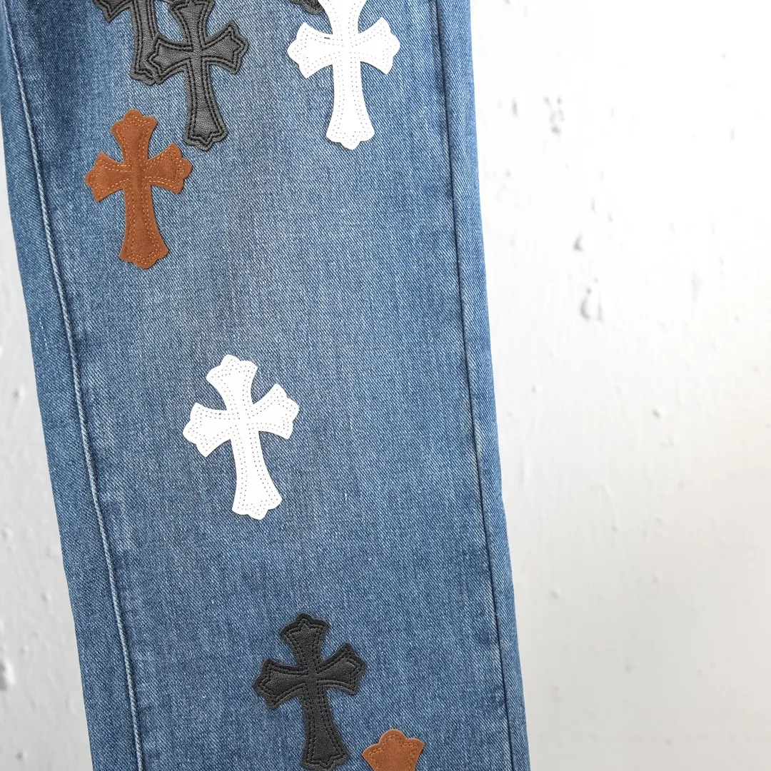 P280 (top replica) [New] Chrome Hearts Matty Boy Sex Records series limited leather multi-color high street work jeans - ch jeans need to be washed and then disassembled and hand-stitched with sheepskin cross leather and then spliced ​​to complete. The whole process is too complicated to explain. The texture can be seen in hand, and it’s all about looking good. These are the most beautiful pants in Crowe’s heart. They are made of beaded canvas fabric, and heavy washing makes the upper body of the fabric more textured, and the pants shape is tall and straight! The three-dimensional cutting of the whole trousers is a masterpiece! The hardware is customized by zp. The beaded canvas fabric is thick and soft after being washed. It has good breathability. Customized small leather label. Unique design. The details are simple and elegant, and the workmanship is exquisite. The whole trousers are neatly routed and the details are in place! It’s so cool that both men and women can easily control the trend of gender-neutral shorts!  Color: Blue Size: Corresponding sizes S-XXL, detailed sizes can be found in Figure 9